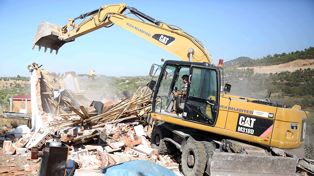 İzmir'de satılığa çıkarılmış kaçak yapılar yıkıldı.
