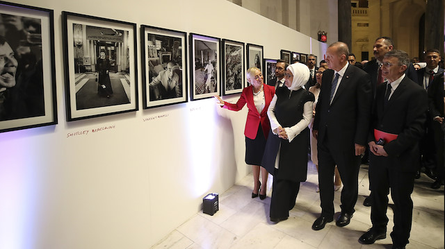 Cumhurbaşkanı Erdoğan, Emine Erdoğan ve Aziz Sancar sergideki eserleri beraber inceledi.