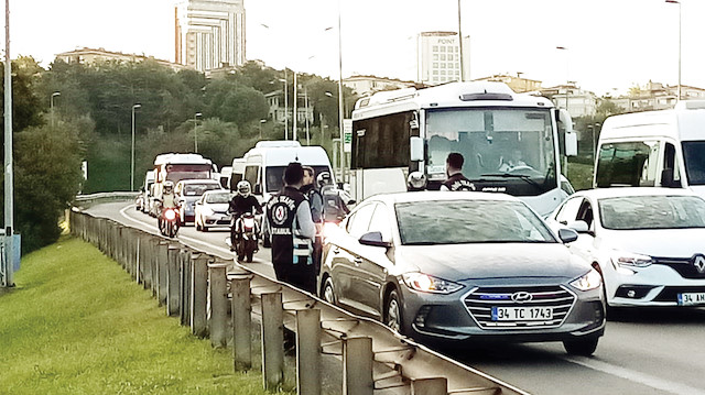 İstanbul Emniyet Müdürlüğü Trafik Şube Müdürlüğü ekipleri yaptığı denetimde çakarlı araçlara ceza kesti.