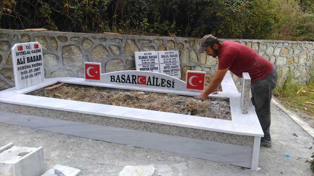 Oktay Basar, Kurtuluş Savaşı'nda gazi olan dedesi Ali Basar'ın mezarını yaptırdı. 