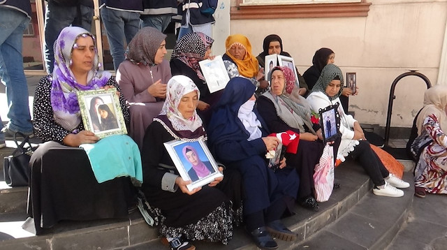 Çocuklarının dağa kaçırıldığını iddia eden ailelerin HDP Diyarbakır İl Başkanlığı önündeki eylemi 23'üncü gününe girdi. 