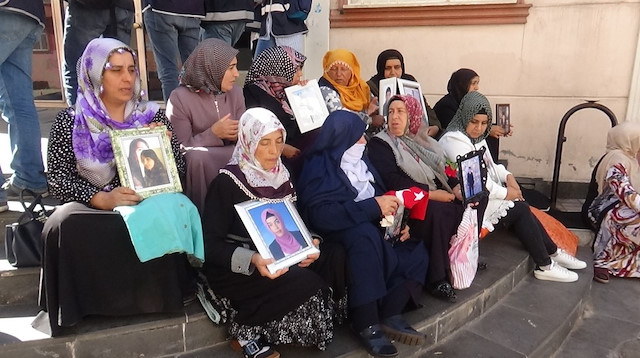 Çocuklarının dağa kaçırıldığını iddia eden ailelerin HDP Diyarbakır İl Başkanlığı önündeki eylemi 23'üncü gününe girdi.