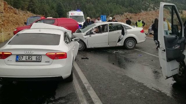 Kaza yerine çok sayıda sağlık ve kurtarma ekibi sevk edildi. 