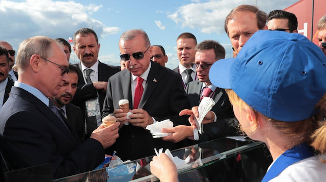 ​Rusya Devlet Başkanı Vladimir Putin, MAKS-2019 Havacılık ve Uzay Fuarı'nda, konuğu Cumhurbaşkanı Recep Tayyip Erdoğan'a 'Korovka iz Korenovki' marka dondurma ısmarlamıştı.