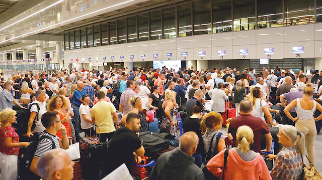 Antalya Valiliği; Thomas Cook Turizm Firması'nın misafirlerinden 24 Eylül itibarıyla 8 uçakla 1700 yolcu, 25 Eylül'de 6 uçakla 1257 misafirimiz olmak üzere toplamda 14 uçak ile 2957 turistin Antalya’dan güvenli bir şekilde ülkelerine gönderildiğini açıkladı.
