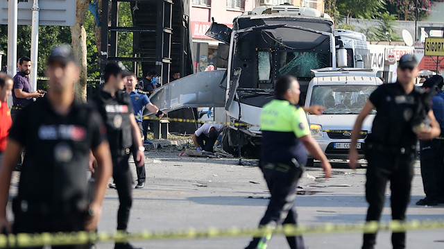 Adana'nın Yüreğir ilçesinde polis servis aracına bombalı saldırı gerçekleştirildi. Saldırıda 1 polis memuru ile 4 kişi hafif yaralandı.