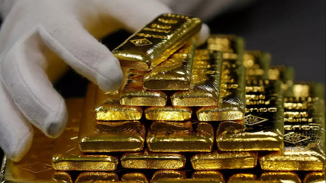 Altının ons fiyatı son üç haftanın en yüksek seviyesi olan 1.526 dolara yükseldikten sonra, 1.520 dolar seviyesinde dengelendi.