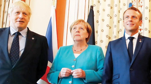 Boris Johnson (sol)  Angela Merkel (orta)  Emmanuel Macron (sağ)