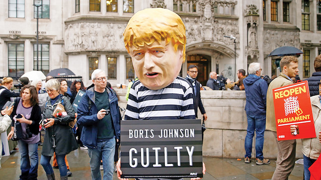 Kararın verildiği binanın önünde mahkum giysisiyle "Johnson suçlu!" pankartı asılı bir kukla da yer aldı.