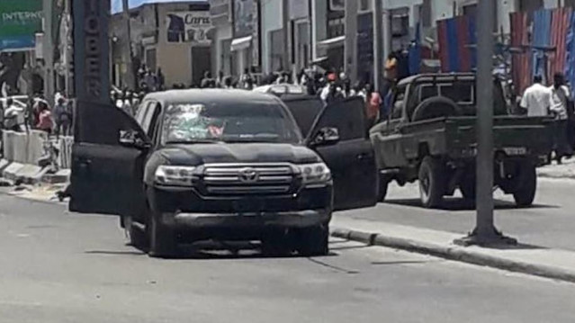 Bombalı saldırı sonucu Maarif Vakfı'na ait araçta, çevredeki otomobil ve iş yerlerinde hasar oluştu. 