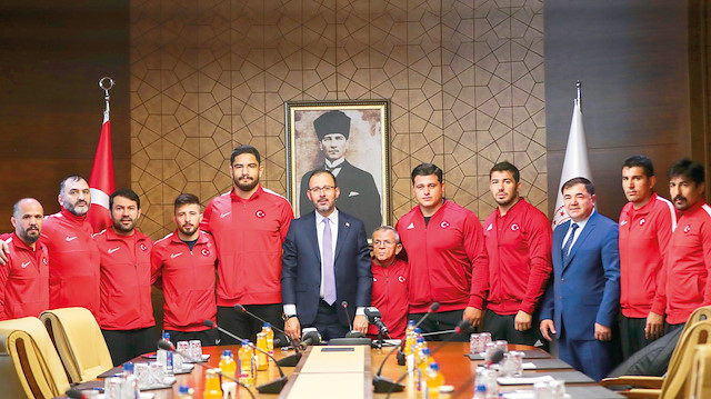 Milli güreşçiler, Mehmet Kasapoğlu'nu ziyaret etti.