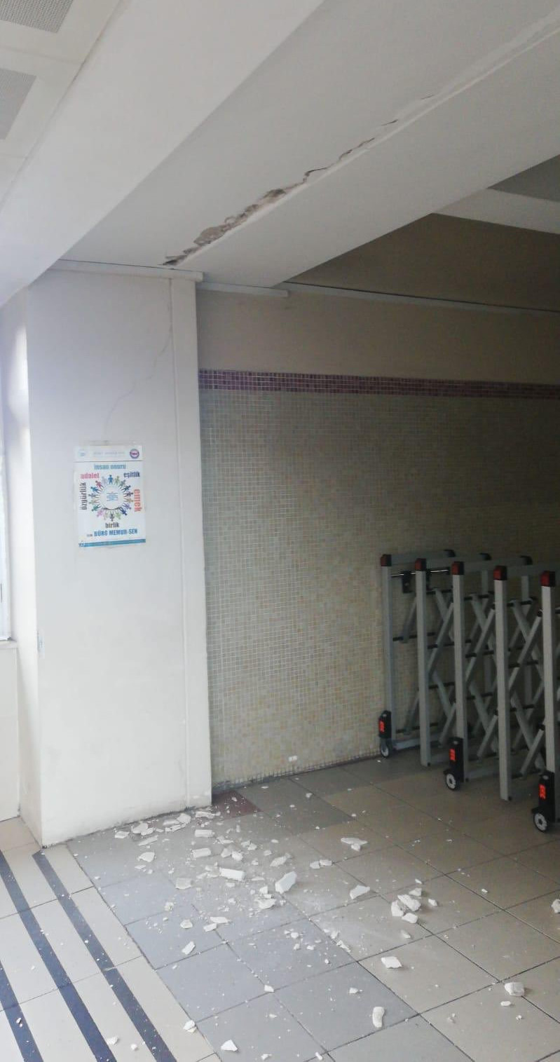 Bakırköy Adalet Sarayı'nın duvarlarında çatlaklar oluştu