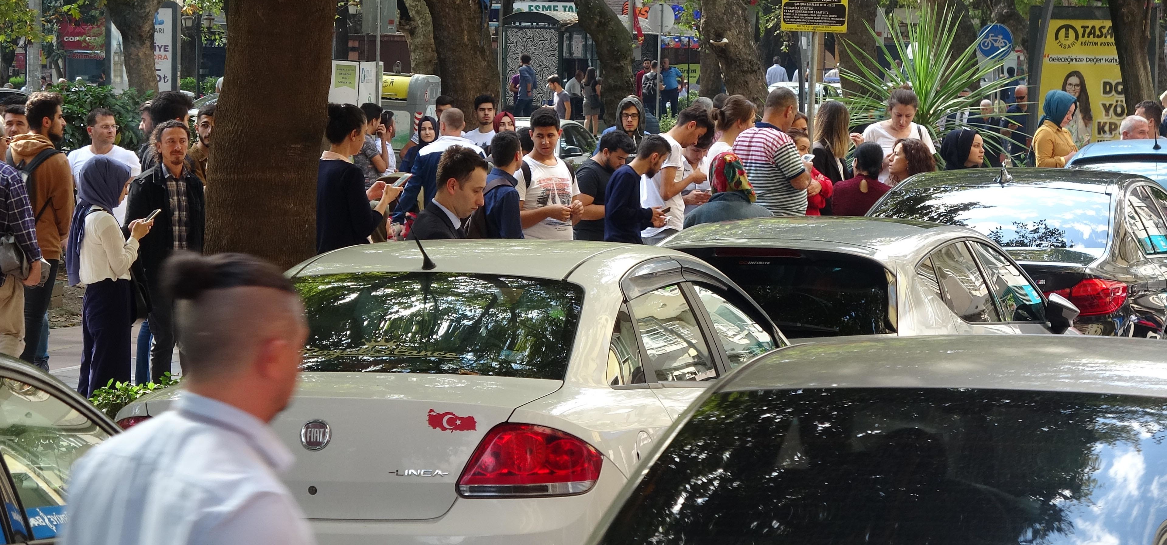 Deprem sonrası vatandaşlar, sokaklara indi.