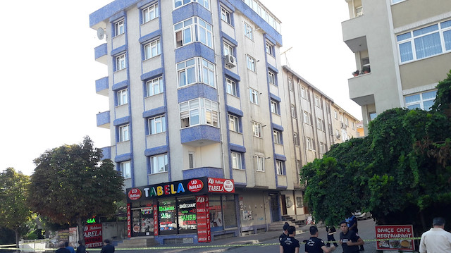 Yan yatan binanın çevresinde güvenlik önlemi alınırken, apartman sakinleri tahliye edildi. 