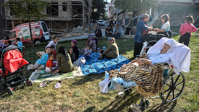 İstanbul'da meydana gelen deprem büyük endişeye neden oldu. Deprem sonrası vatandaşlar boş arazi ve parklarda toplandı.