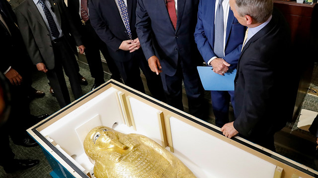 Egypt's Foreign Minister Sameh Shoukry and Manhattan District Attorney Cyrus R. Vance Jr. examine The Gold Coffin of Nedjemankh following a news conference announcing its return the the people of Egypt in New York City, U.S., September 25, 2019. REUTERS/Brendan McDermid

