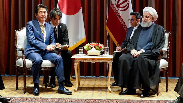 Japonya Başbakanı Shinzo Abe ve İran Cumhurbaşkanı Hasan Ruhani.