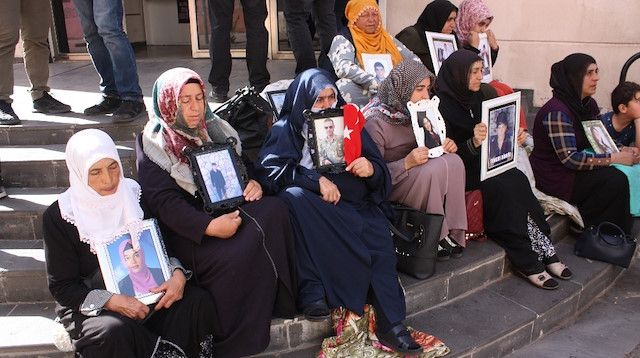 Annelerin HDP Diyarbakır İl Başkanlığı önündeki eylemi 24’üncü gününe girdi. 