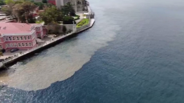 ​Üsküdar Sahili'nden İstanbul Boğazı'na akan çamur drone ile görüntülendi.