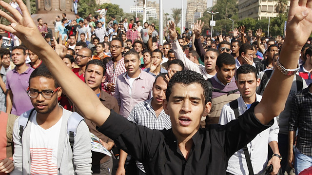 Mısır'da cuma namazı sonrası gösteriler devam ediyor.