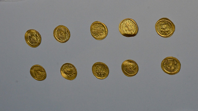 Çanakkale'de, bin 700 yıl öncesine ait 68 altın sikke bulundu.