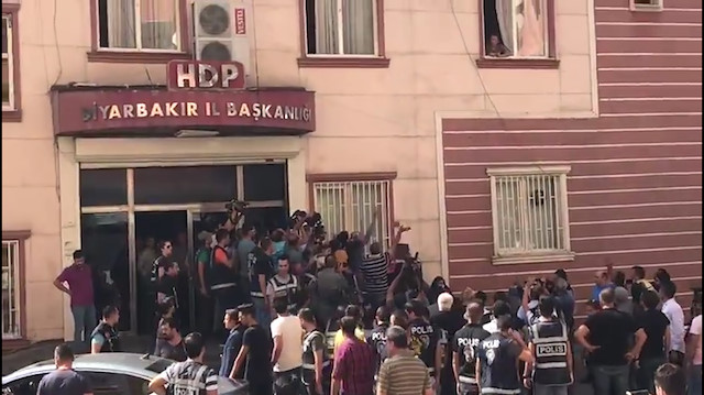 HDP'lilerden Diyarbakır annelerine camlardan hakaret