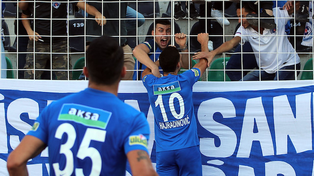 Hajradinovic gol sevincini taraftarla yaşadı.
