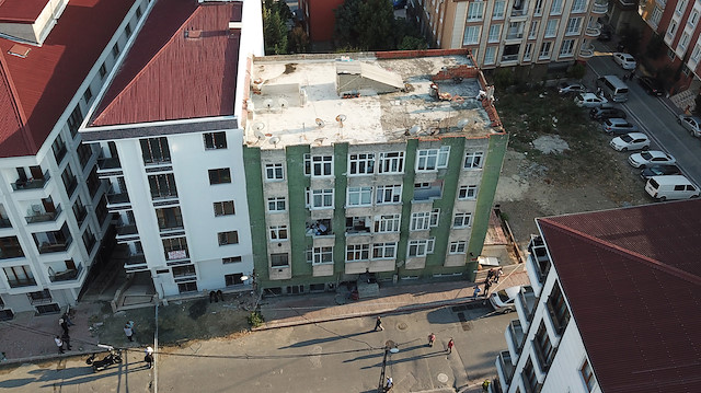Esenyurt Turgut Özal Mahallesinde bulunan 5 katlı bir binanın ana kolonları çatladı. Tahliye edilen ve belediye ekipleri tarafından mühürlenen binanın bitişiğinde sıfır bina dikkat çekti.
