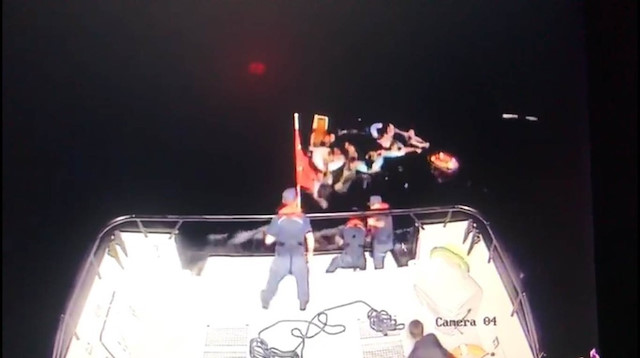  Sahil Güvenlik ekipleri denizde boğulmak üzere olan 15 düzensiz göçmen ve 1 organizatörü kurtarma anları nefesleri kesti.