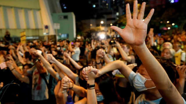 Hong Kong'daki protestolarda öğrencilere gözaltı.