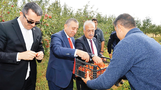 Erzurum protokolü üretilen organik meyve ve sebzelerin tadına baktı.