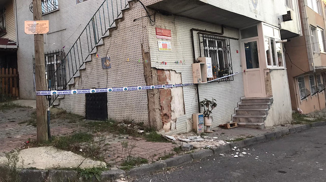  Arnavutköy Belediyesi ekipleri hasarlı 15 bina ve 1 okulu mühürledi.