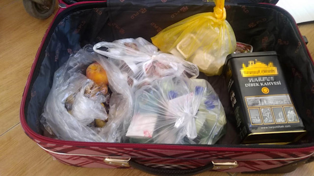 Rus turistin valizinde kahvaltılık ürünler, poşetlere konulmuş dolu su şişeleri ve maden suları ile yine poşetlenmiş meyveler bulundu.