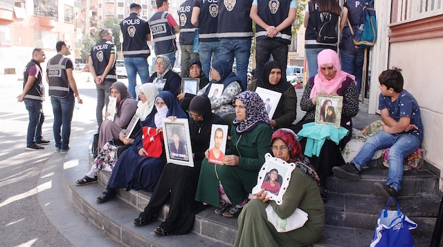 HDP il binası önünde oturma eylemi başlatan ailelerin eylemi 27’nci gününde.