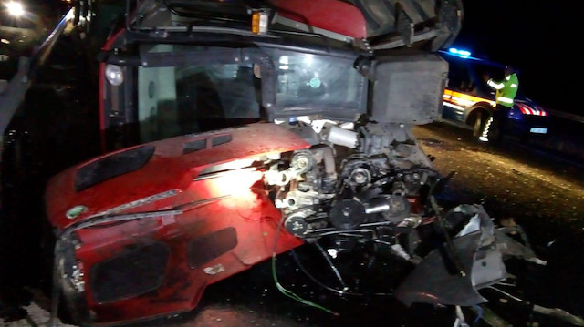 Traktör ile minibüsün çarpışması sonucu 2 kişi hayatını kaybetti.