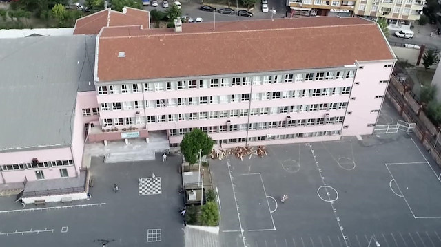 İstanbul'da depremde ağır hasar gören Yenibosna Ortaokulu.