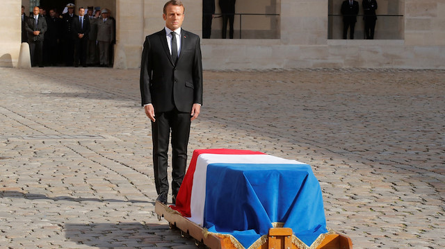 Fransa Cumhurbaşkanı Emmanuel Macron, halefi Chirac'ın tabutu önünde saygı duruşunda bulundu. 