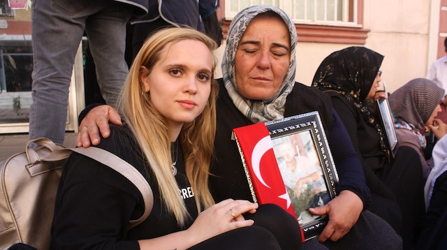 İstanbul Üniversitesi'nden öğrenciler ailelere destek amaçlı geldi. 