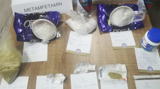 Kek paketlerine gizlenmiş yaklaşık 200 gram metamfetamin ve 25 gram bonzai ile 7 adet uyuşturucu madde kullanma aparatı ve 4 tüp çakmak gazı ele geçirildi.
