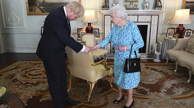 Johnson için sular ısınıyor: Kraliçe görevden alabilir