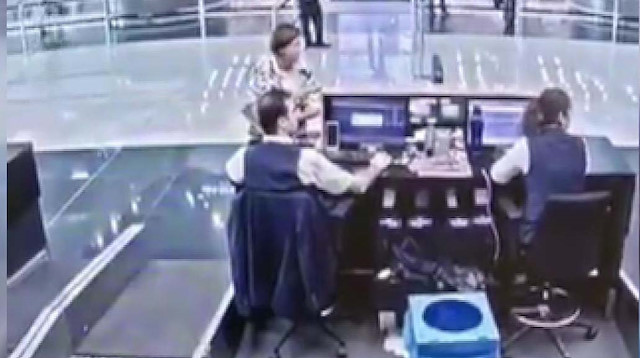 Memur ve yolcunun deprem anında masa altına girmeleri güvenlik kameralarına yansıdı. 