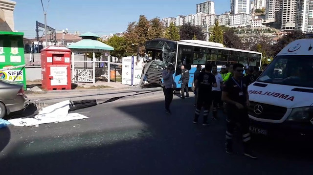 Ankara Mamak’ta özel halk otobüsü, durağa girdi