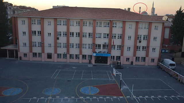 Avcılar'da depremde hasar gören  Abdülkadir Uztürk Ortaokulu'nda eğitime ara verildi.