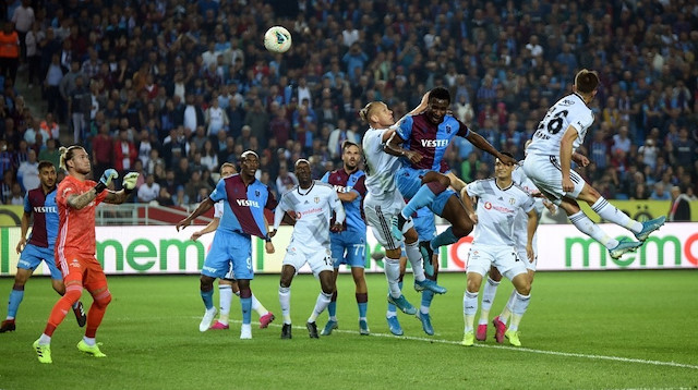 Trabzonspor'un Beşiktaş'ı 4-1 mağlup ettiği mücadelede, siyah-beyazlı oyuncu Dorukhan topu kendi ağlarına gönderdi.
