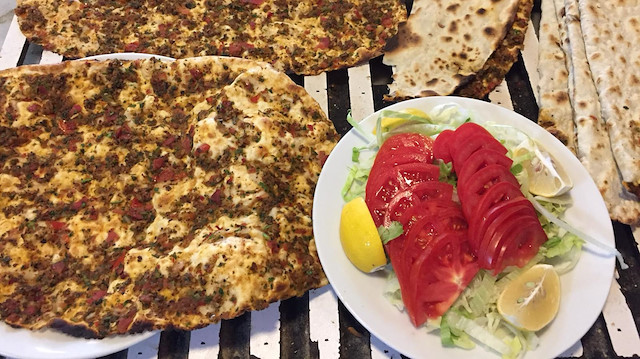 Sofraların vazgeçilmezi olan lahmacunda fiyat farkı dikkat çekiyor. 