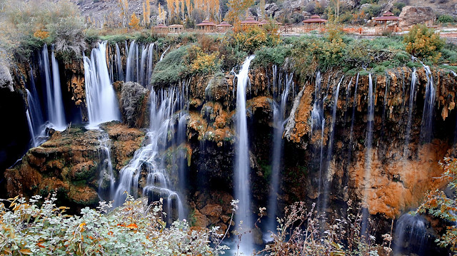 شلال "غوكسو" وسط تركيا.. لوحة طبيعية ملونة في الخريف