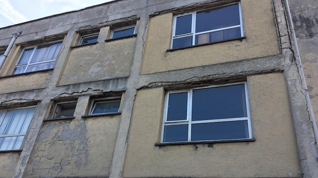 5.8'lik depremin ardından Çapa Diş Hekimliği Fakültesi'nde hasar oluştu.