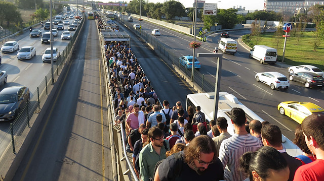 Sabah saatlerinde işe gitmek için metrobüs hattını kullanmak isteyen vatandaşlar, Altunizade'deki üst geçitte ve metro çıkışlarında uzun kuyruklar oluşturdu. 