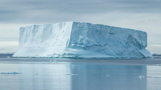 Beyaz kıta Antarktika'da küresel ısınmaya bağlı olarak buzullardaki kopuşlar devam ediyor.