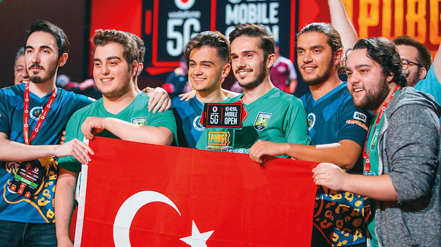 PUBG Mobile finalini ise Türk takım “Futbolist” kazandı. Berke Mol (Takım Lideri), Kadir Öçmaz (Tron), Alper Umut Ayyıldız (Solkay), Güven Özdemir (Anarsheet) ve Şevket Yılmaz’dan (Zessy) oluşan “Futbolist” takımı, 40 bin avroluk ödülün de sahibi oldu.